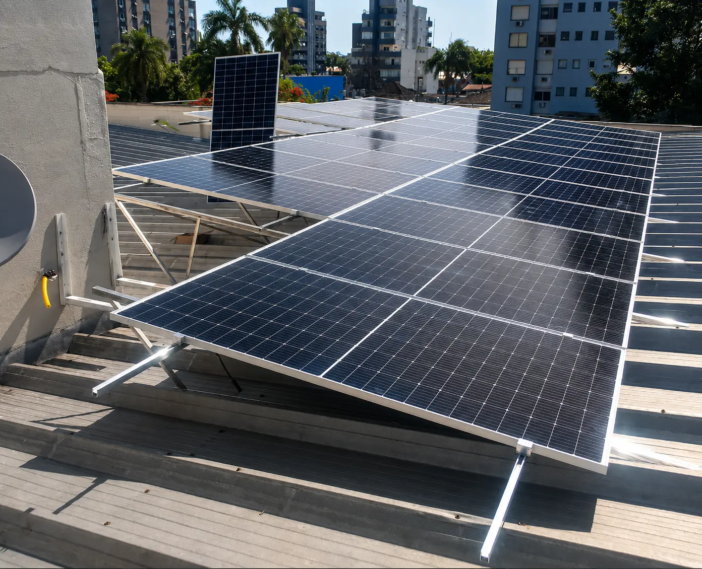 Instalação de energia solar em edifício urbano